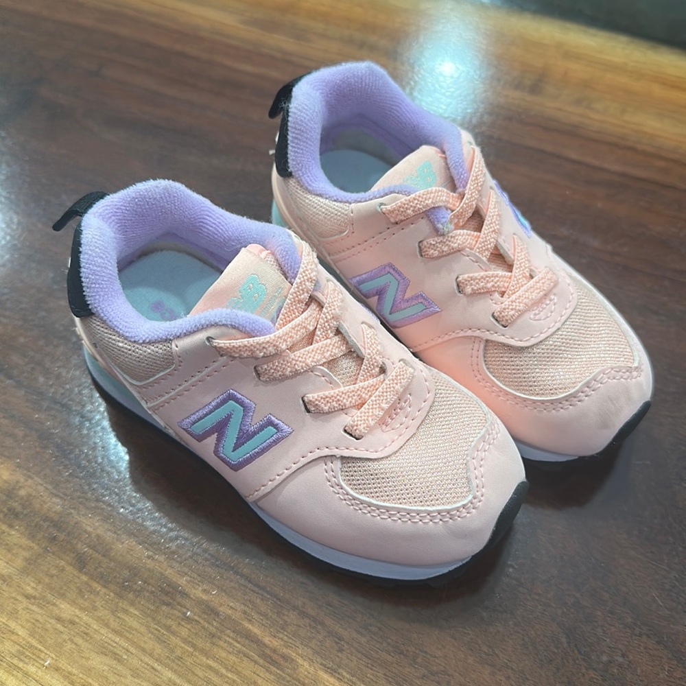 Very gently used new balance sneakers size 6.5 c